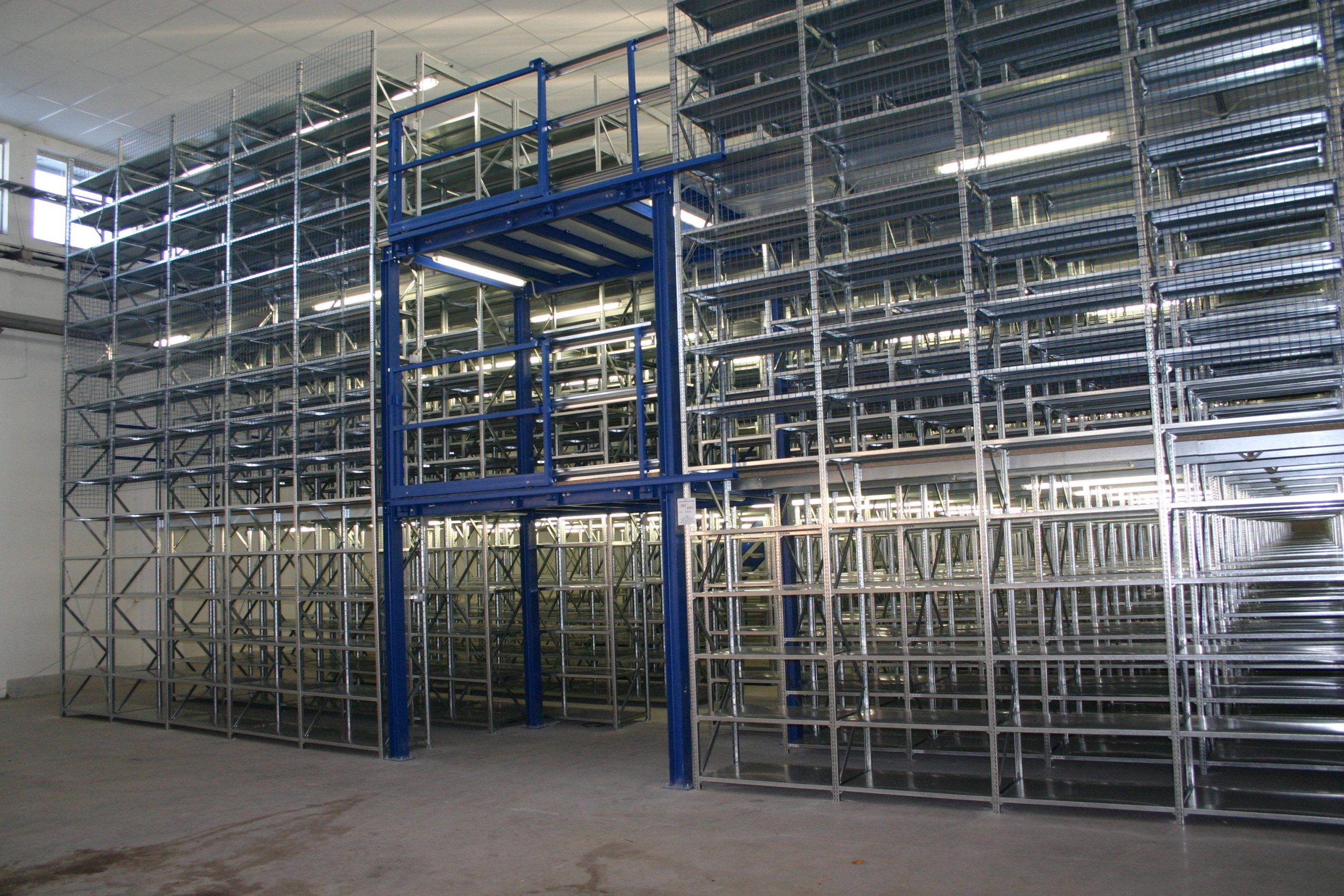 Project with multi-level racks with shelves - PROINSTALL