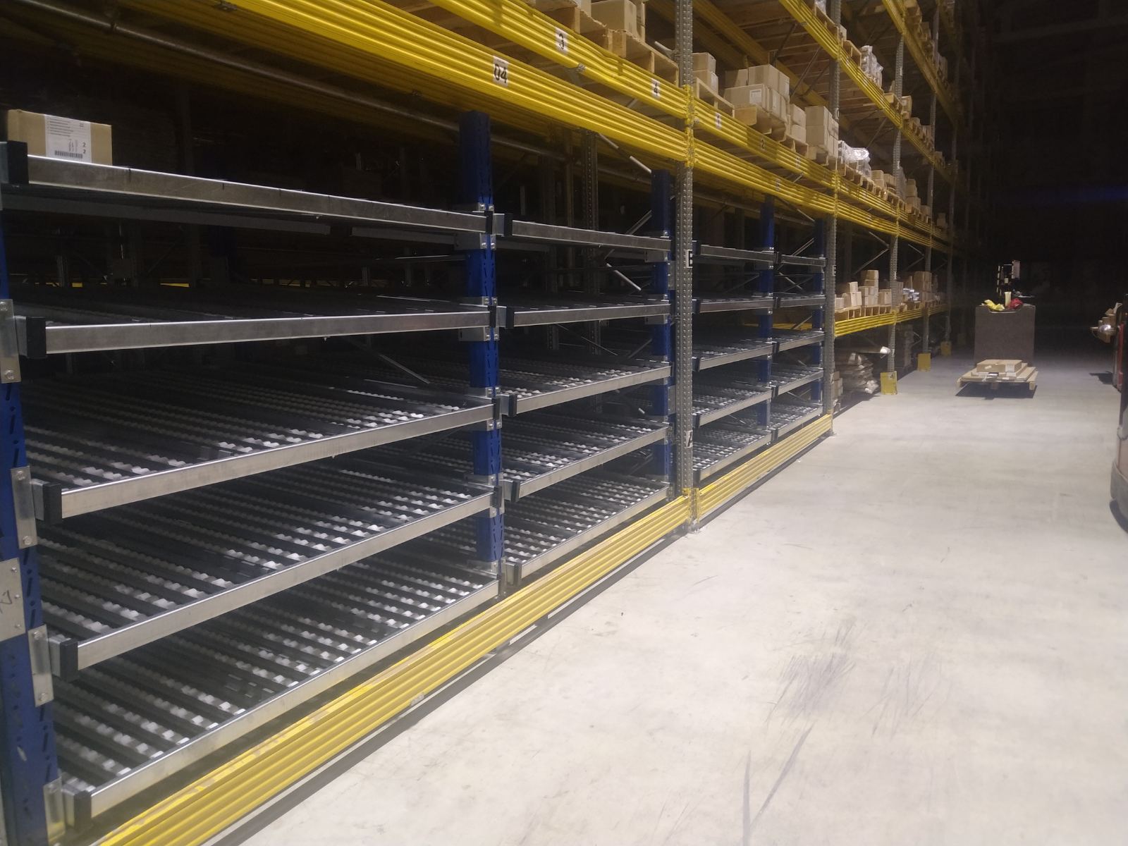 Gravity, cantilever and pallet racks, доставени PROINSTALL