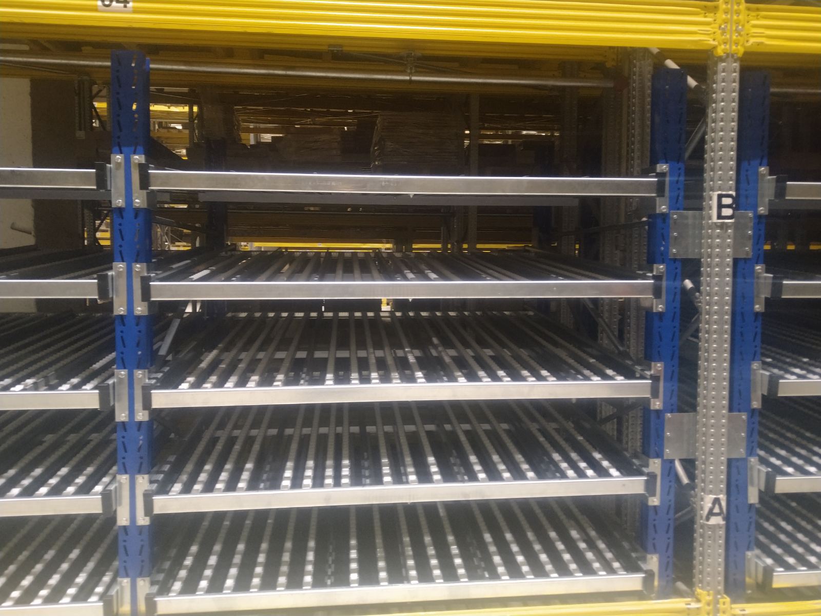 Gravity, cantilever and pallet racks, доставени PROINSTALL
