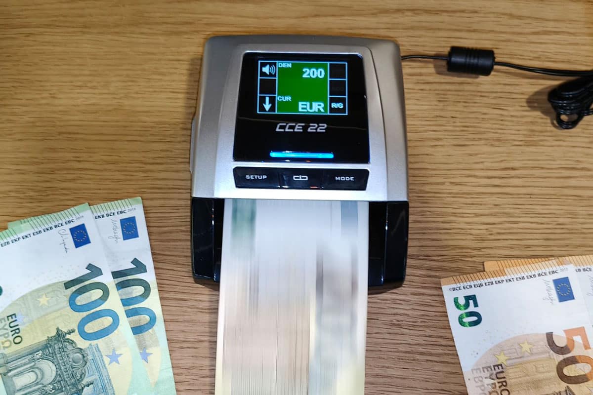 Електронен детектор за фалшиви банкноти CCE 22 с индикация за истина